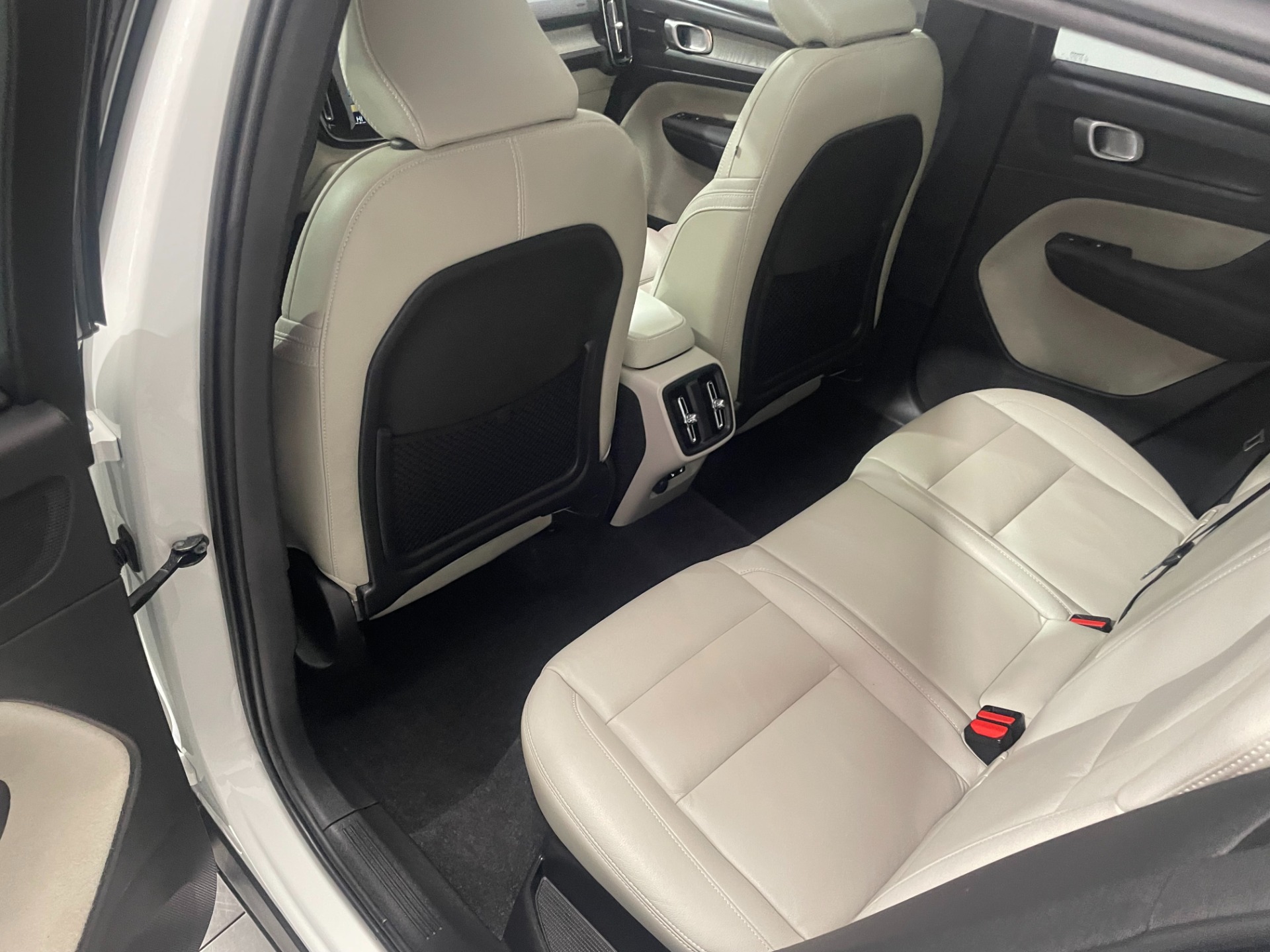 Used-2021-Volvo-XC40-T5-Inscription-AWD