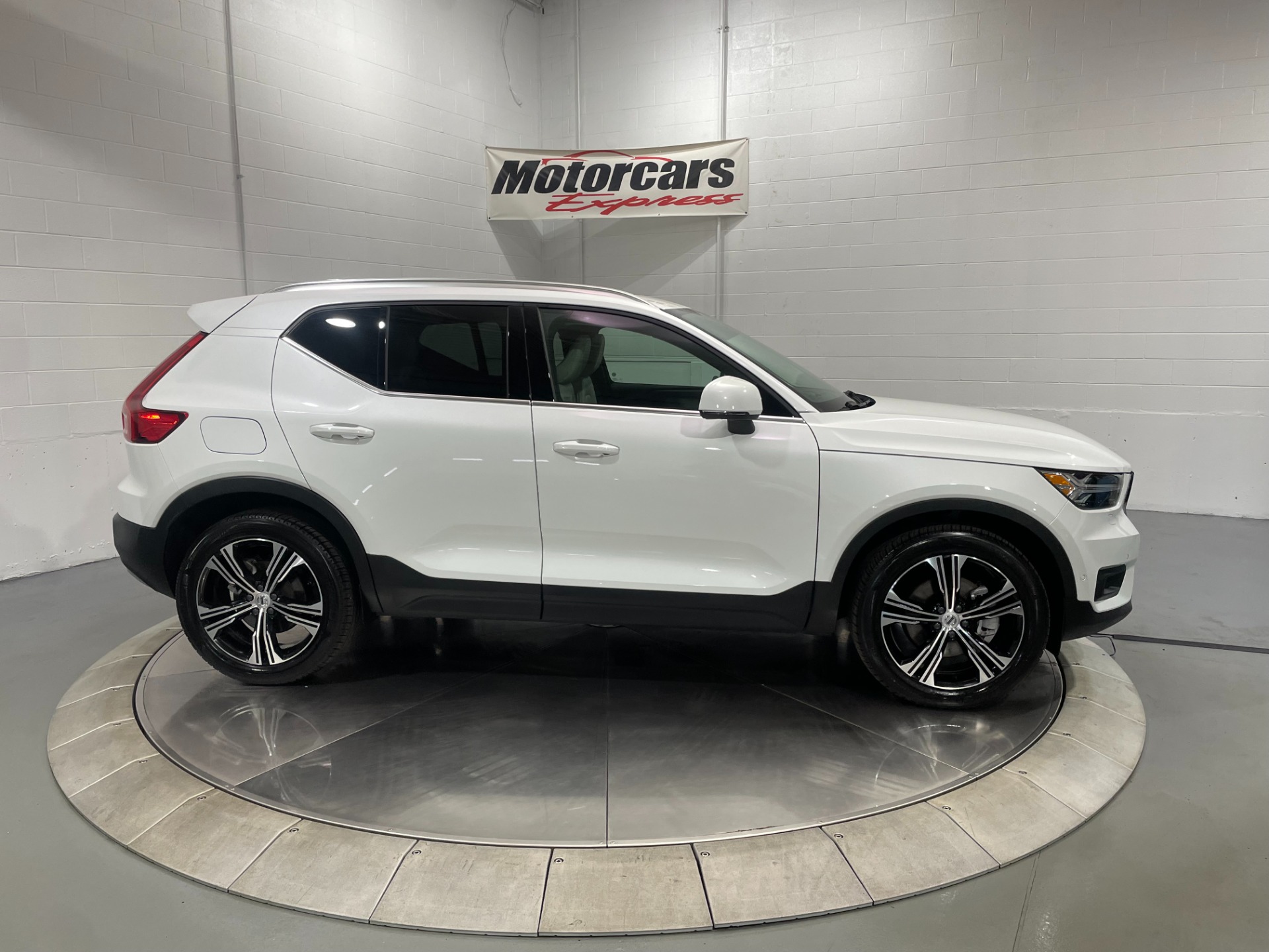 Used-2021-Volvo-XC40-T5-Inscription-AWD