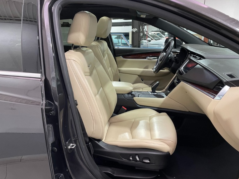 Used-2017-Cadillac-XT5-Luxury-4X4