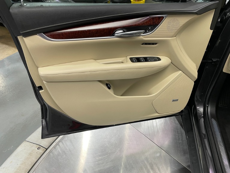 Used-2017-Cadillac-XT5-Luxury-4X4