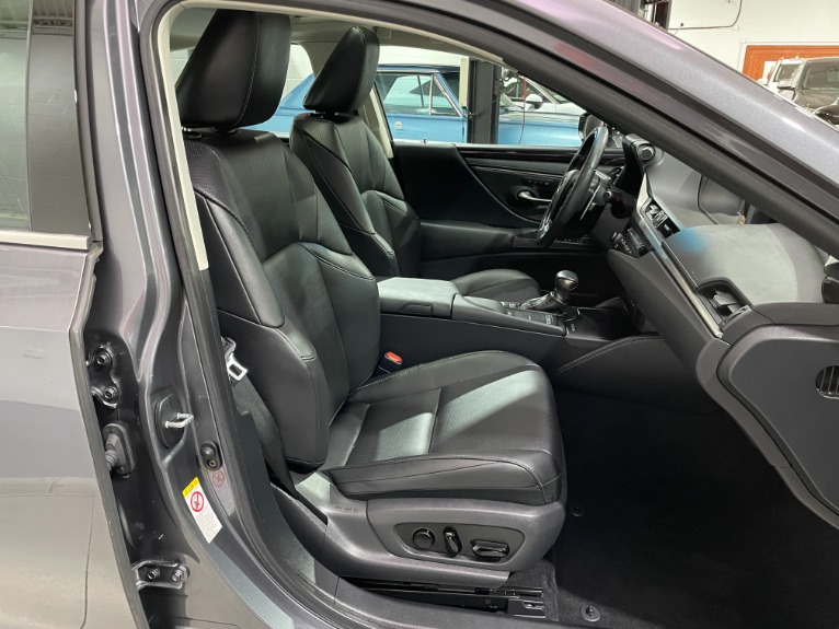 Used-2019-Lexus-ES-350-Luxury-FWD