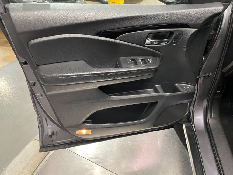 Used-2019-Honda-Pilot-Touring-8P-AWD