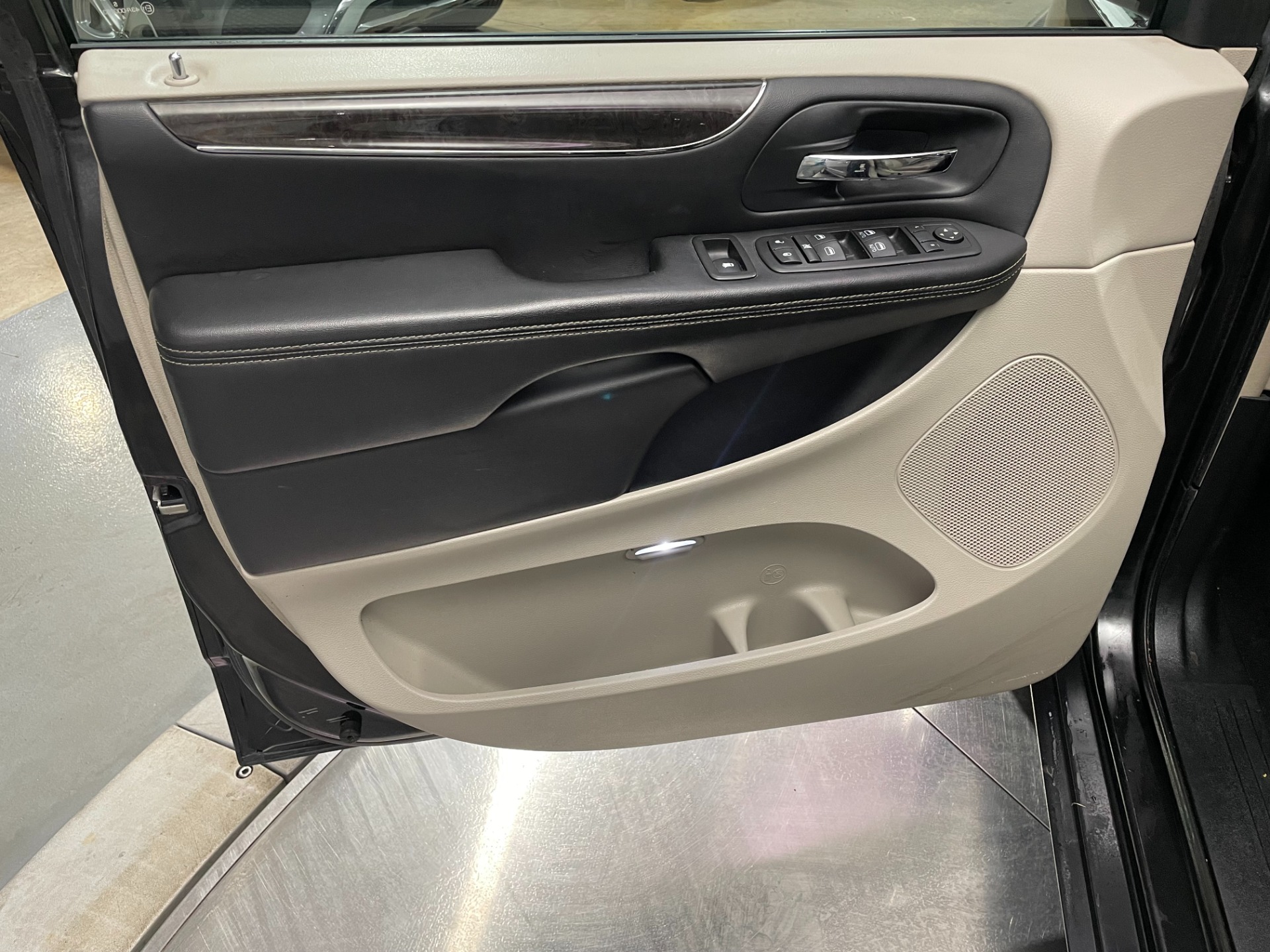 Used-2012-Chrysler-Town-and-Country-Touring-L-FWD