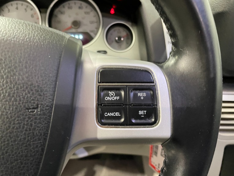 Used-2011-Volkswagen-Routan-SE-FWD