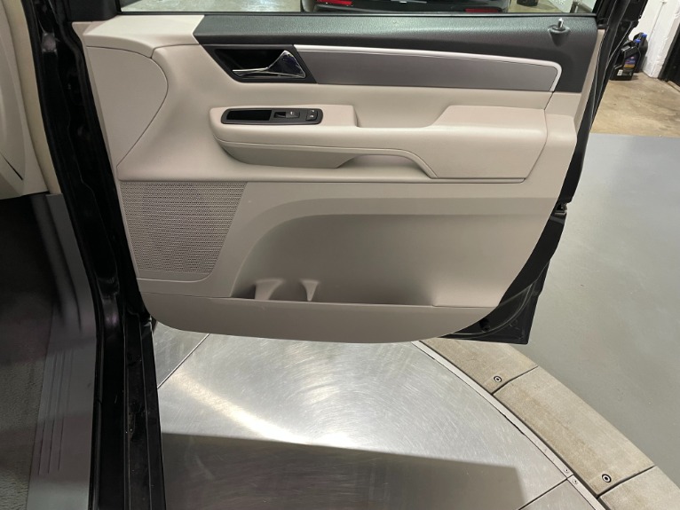 Used-2011-Volkswagen-Routan-SE-FWD