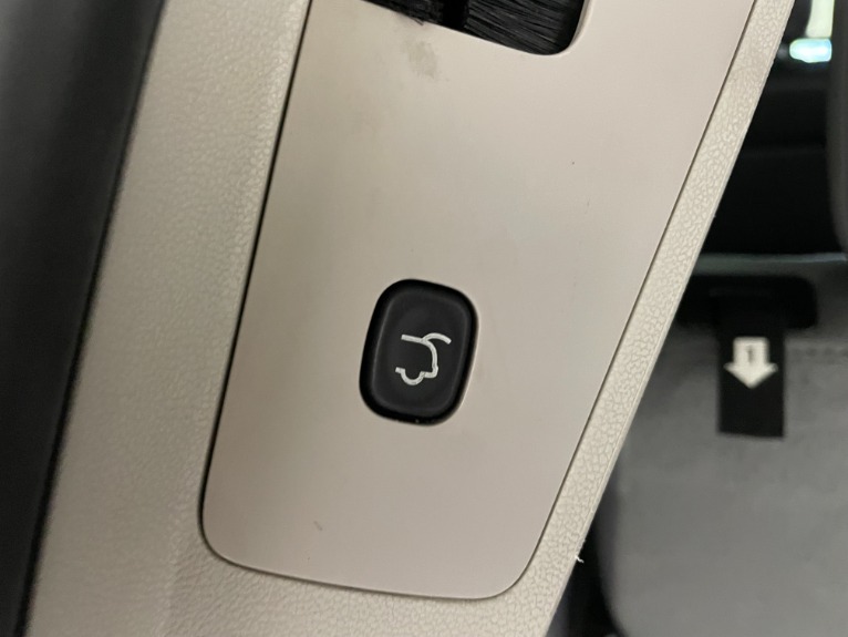 Used-2011-Volkswagen-Routan-SE-FWD