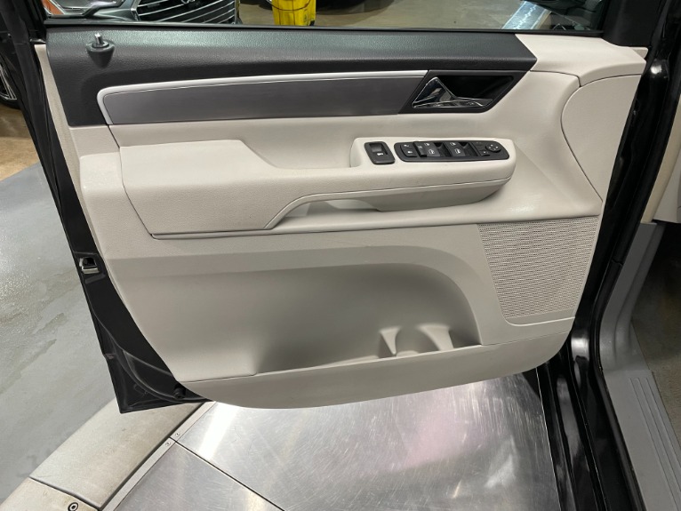 Used-2011-Volkswagen-Routan-SE-FWD