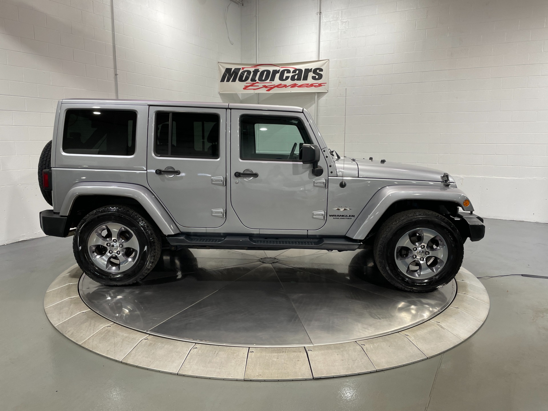Used-2016-Jeep-Wrangler-Unlimited-Sahara-4X4