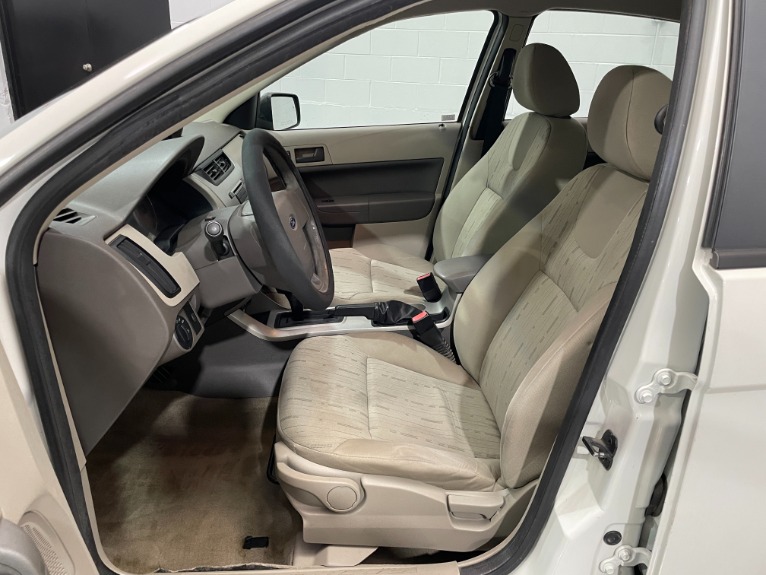 Used-2009-Ford-Focus-SE-FWD