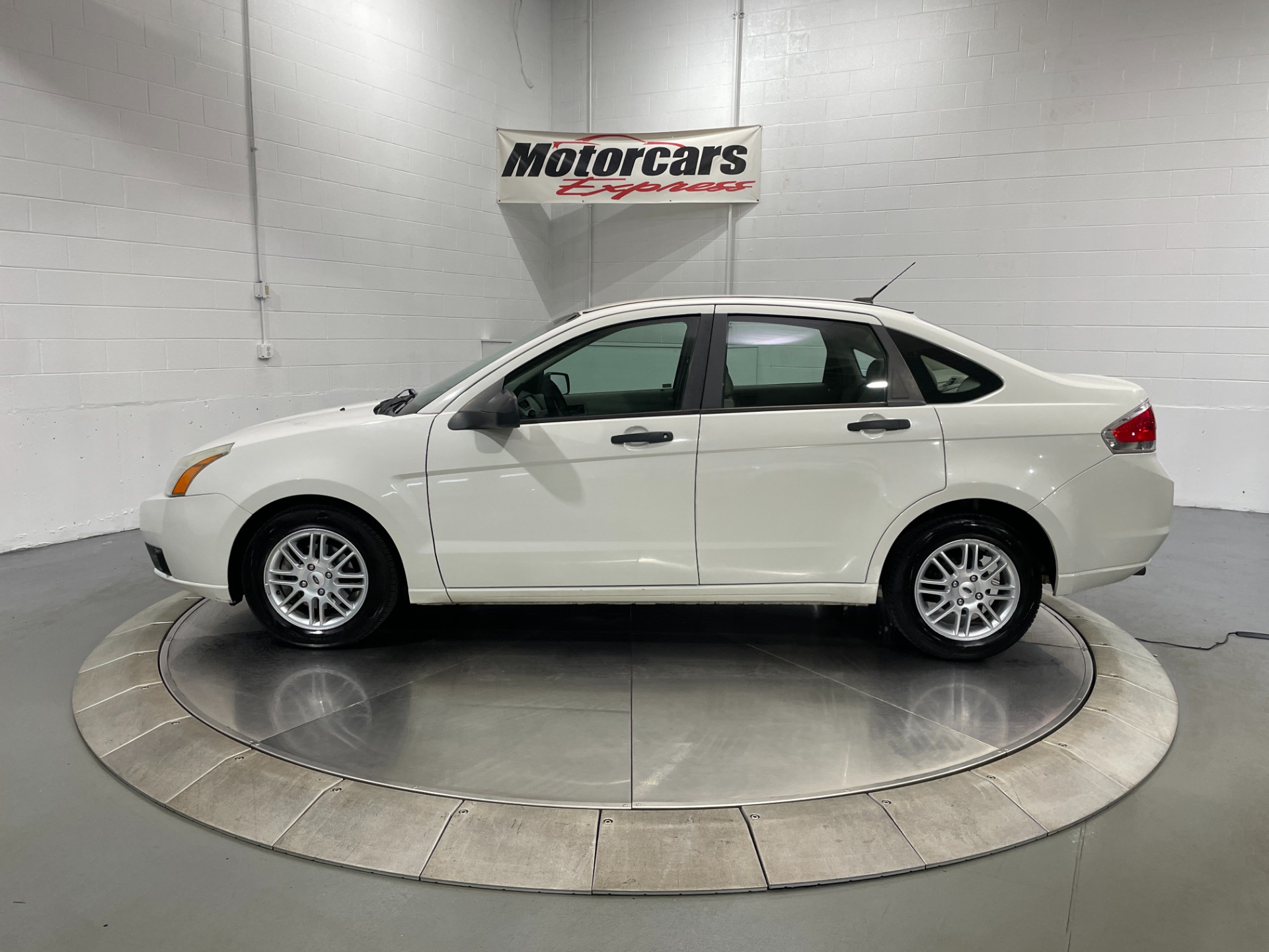 Used-2009-Ford-Focus-SE-FWD