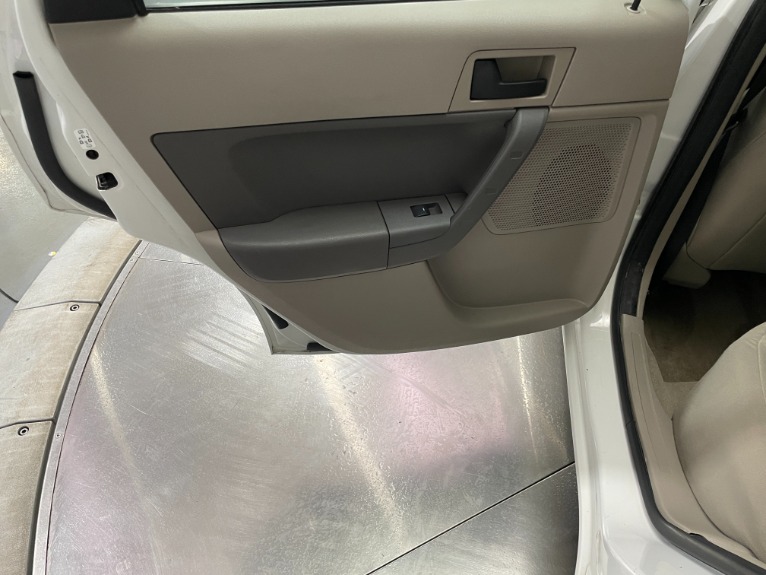 Used-2009-Ford-Focus-SE-FWD