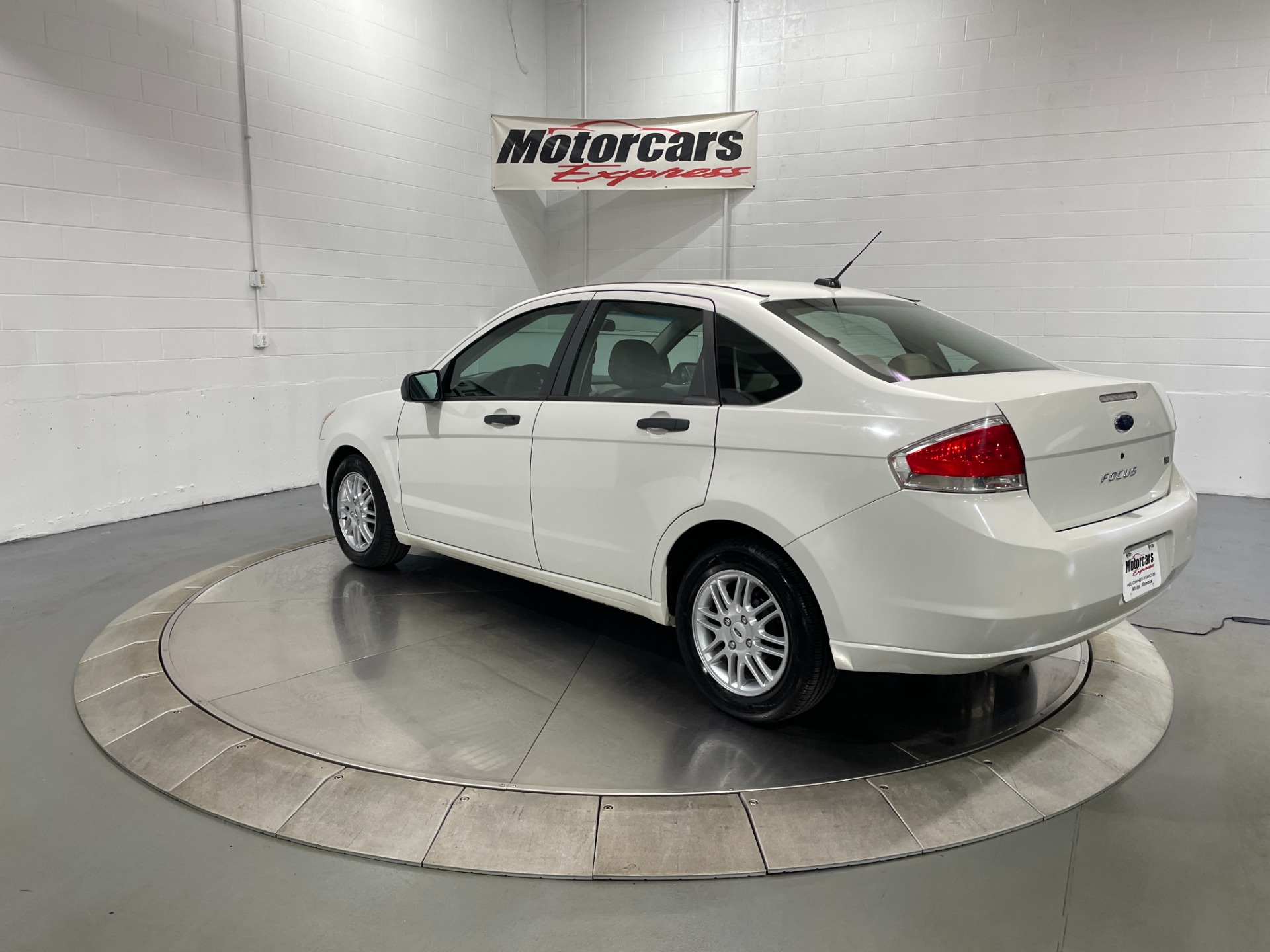 Used-2009-Ford-Focus-SE-FWD