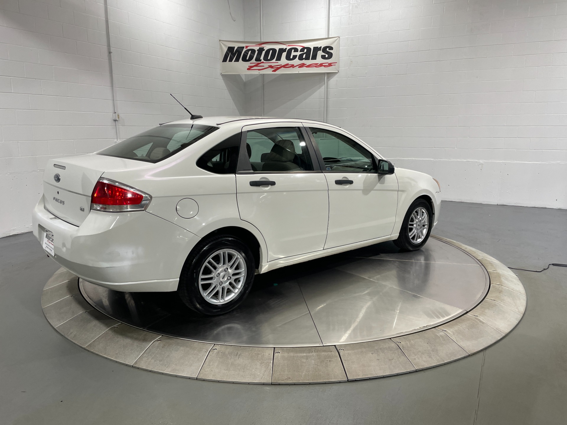 Used-2009-Ford-Focus-SE-FWD