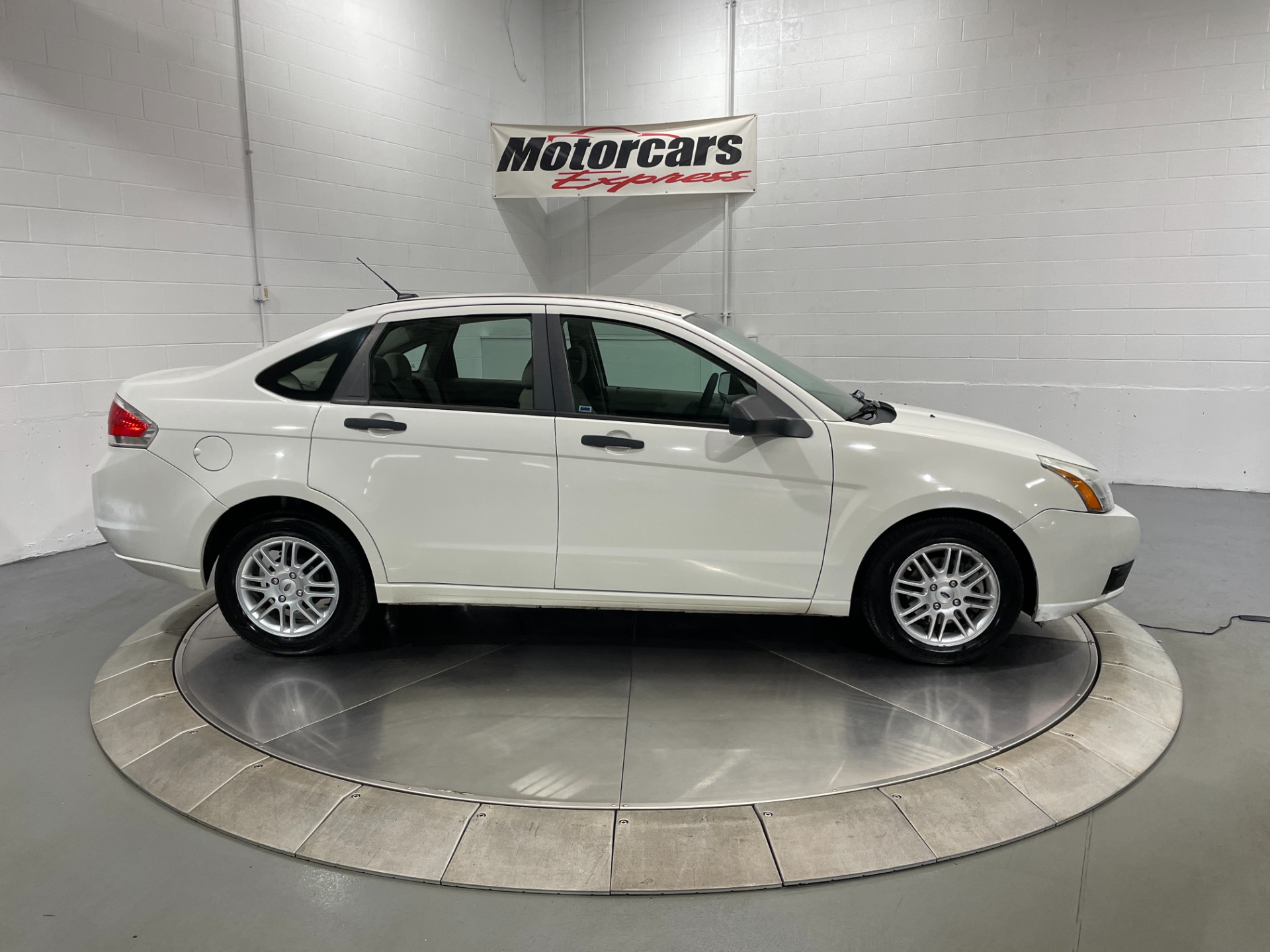 Used-2009-Ford-Focus-SE-FWD