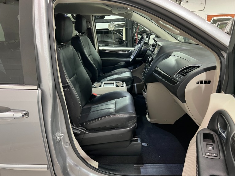 Used-2016-Chrysler-Town-and-Country-Touring-FWD