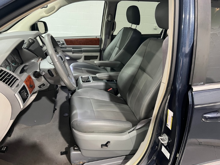 Used-2009-Chrysler-Town-and-Country-Touring-FWD