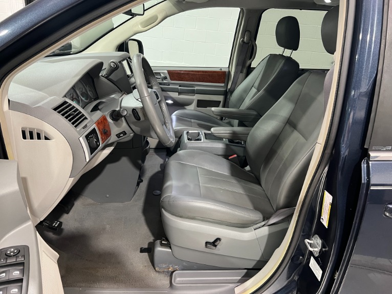 Used-2009-Chrysler-Town-and-Country-Touring-FWD
