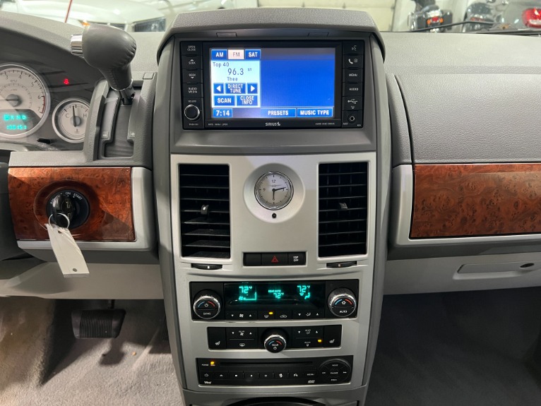 Used-2009-Chrysler-Town-and-Country-Touring-FWD
