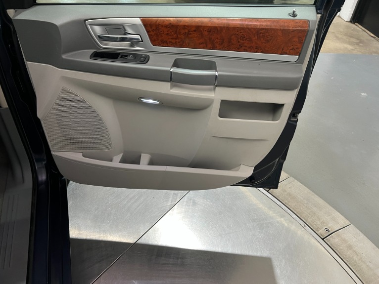 Used-2009-Chrysler-Town-and-Country-Touring-FWD