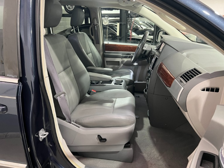 Used-2009-Chrysler-Town-and-Country-Touring-FWD