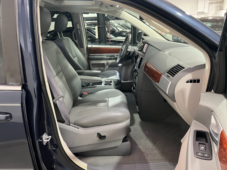 Used-2009-Chrysler-Town-and-Country-Touring-FWD