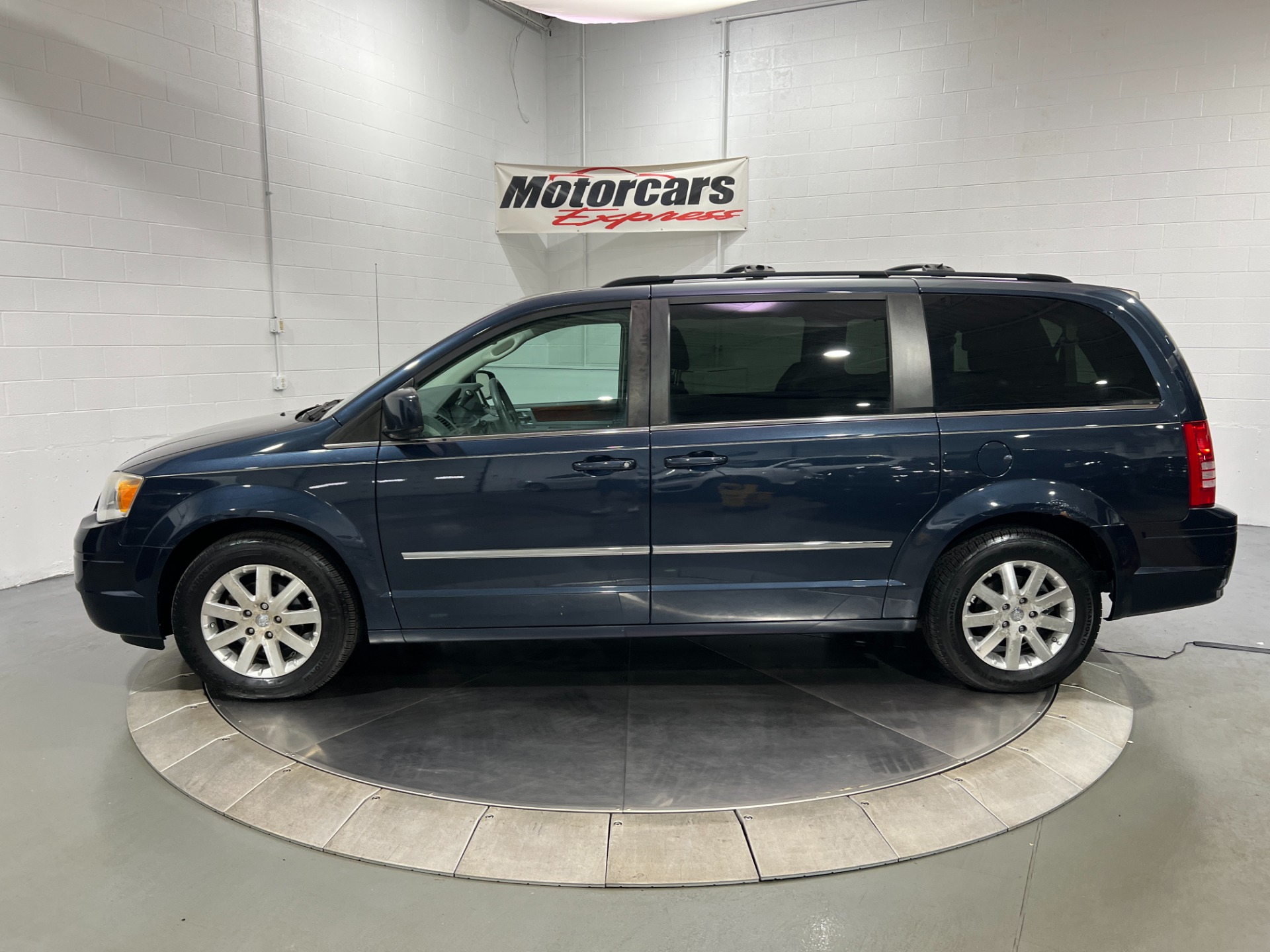 Used-2009-Chrysler-Town-and-Country-Touring-FWD