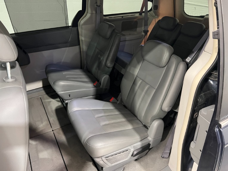 Used-2009-Chrysler-Town-and-Country-Touring-FWD