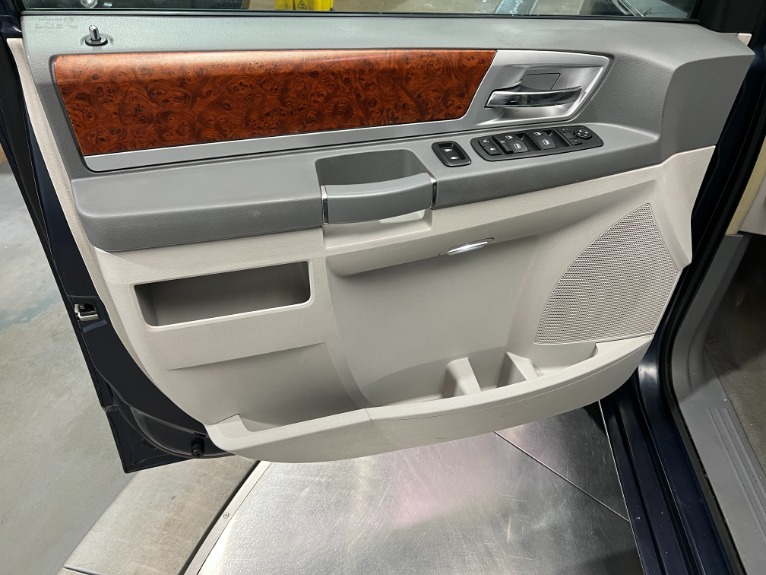 Used-2009-Chrysler-Town-and-Country-Touring-FWD
