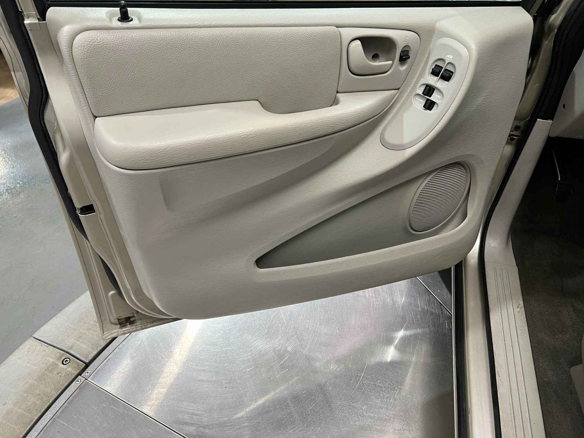 Used-2005-Chrysler-Town-and-Country-LX-FWD
