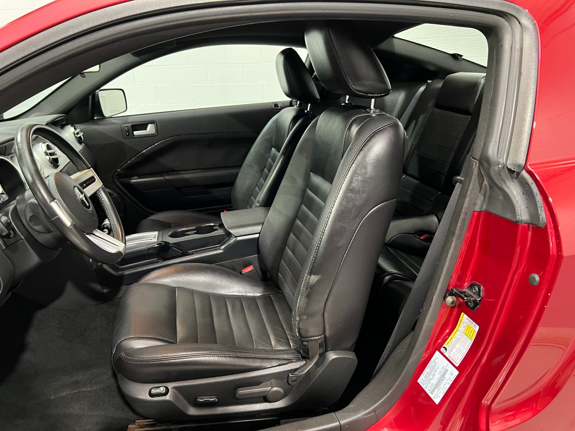 Used-2006-Ford-Mustang-GT-Deluxe-RWD