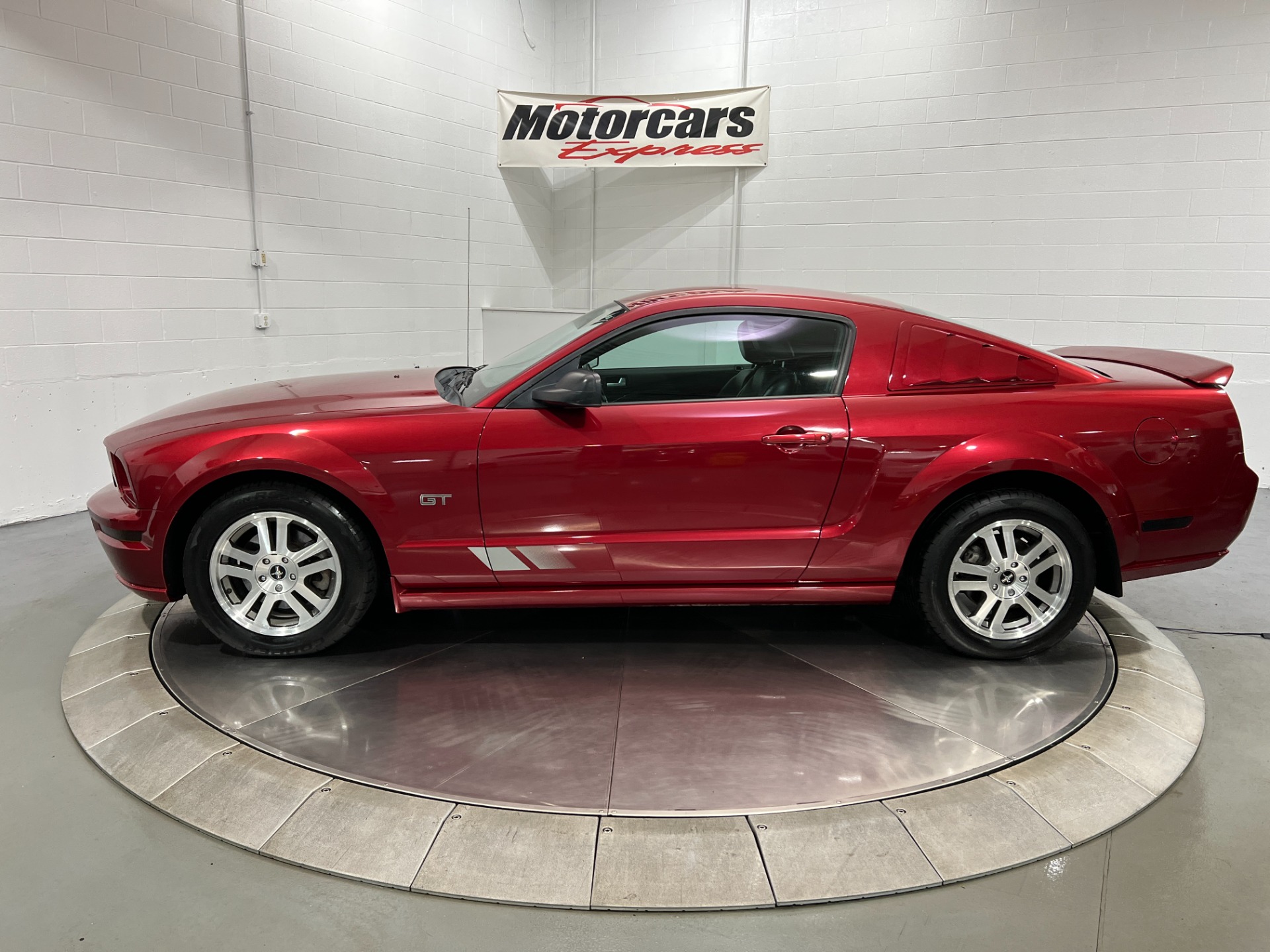 Used-2006-Ford-Mustang-GT-Deluxe-RWD