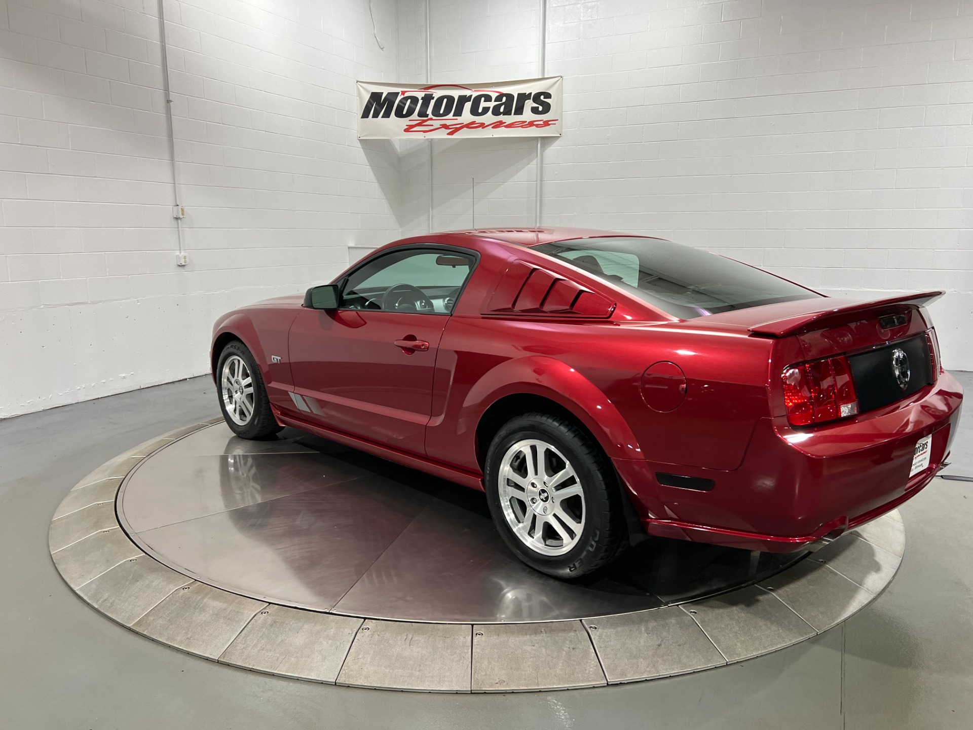 Used-2006-Ford-Mustang-GT-Deluxe-RWD