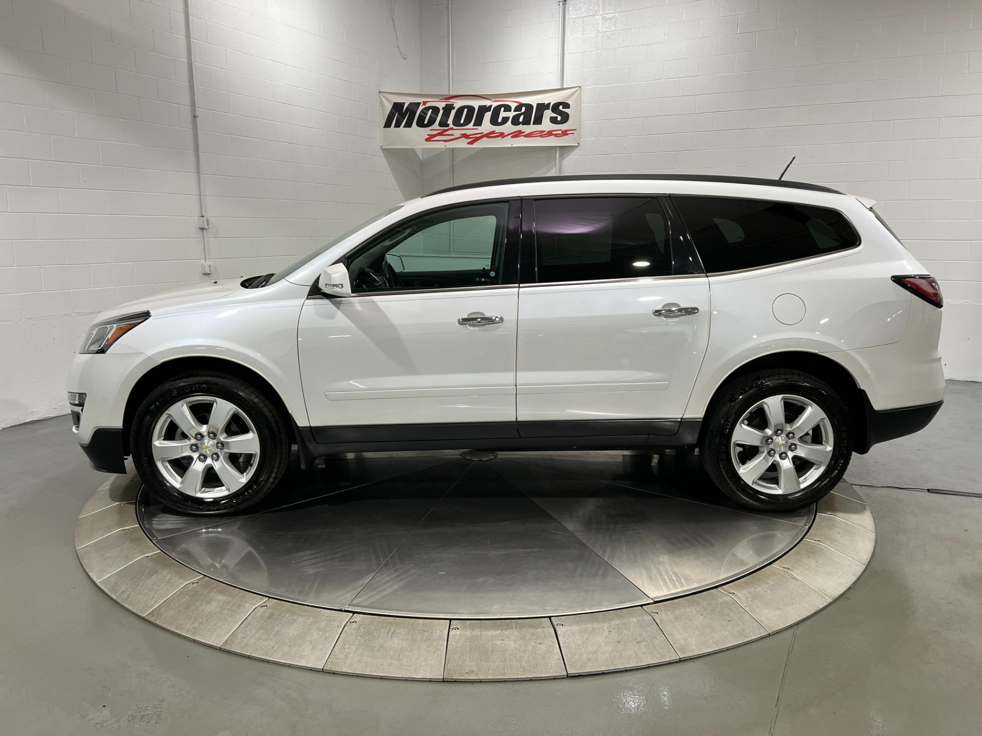 Used-2017-Chevrolet-Traverse-LT-FWD