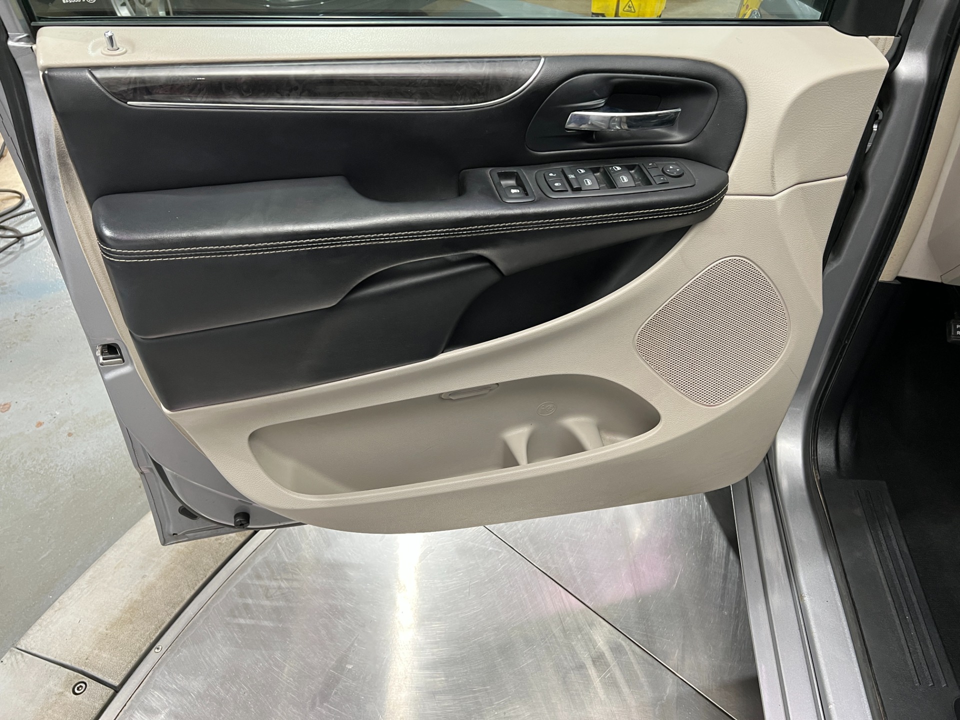 Used-2014-Chrysler-Town-and-Country-Touring-FWD