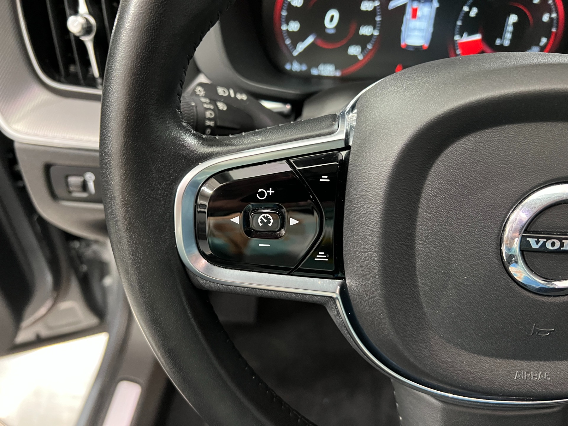 Used-2019-Volvo-XC60-T6-Inscription-AWD