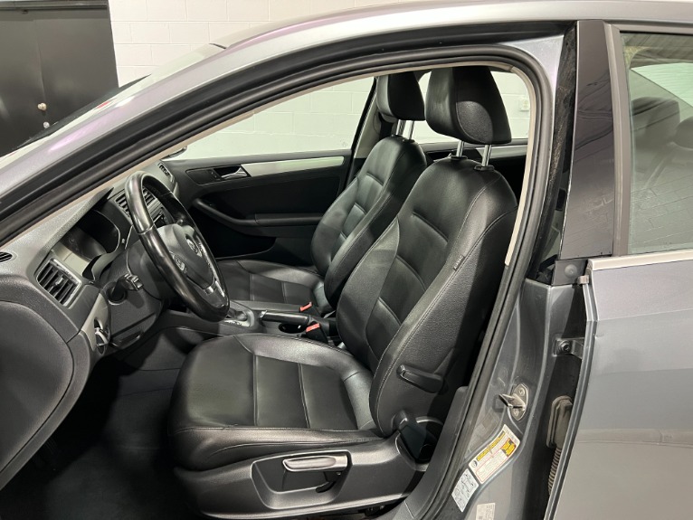 Used-2011-Volkswagen-Jetta-SEL-W/-MOONROOF-FWD