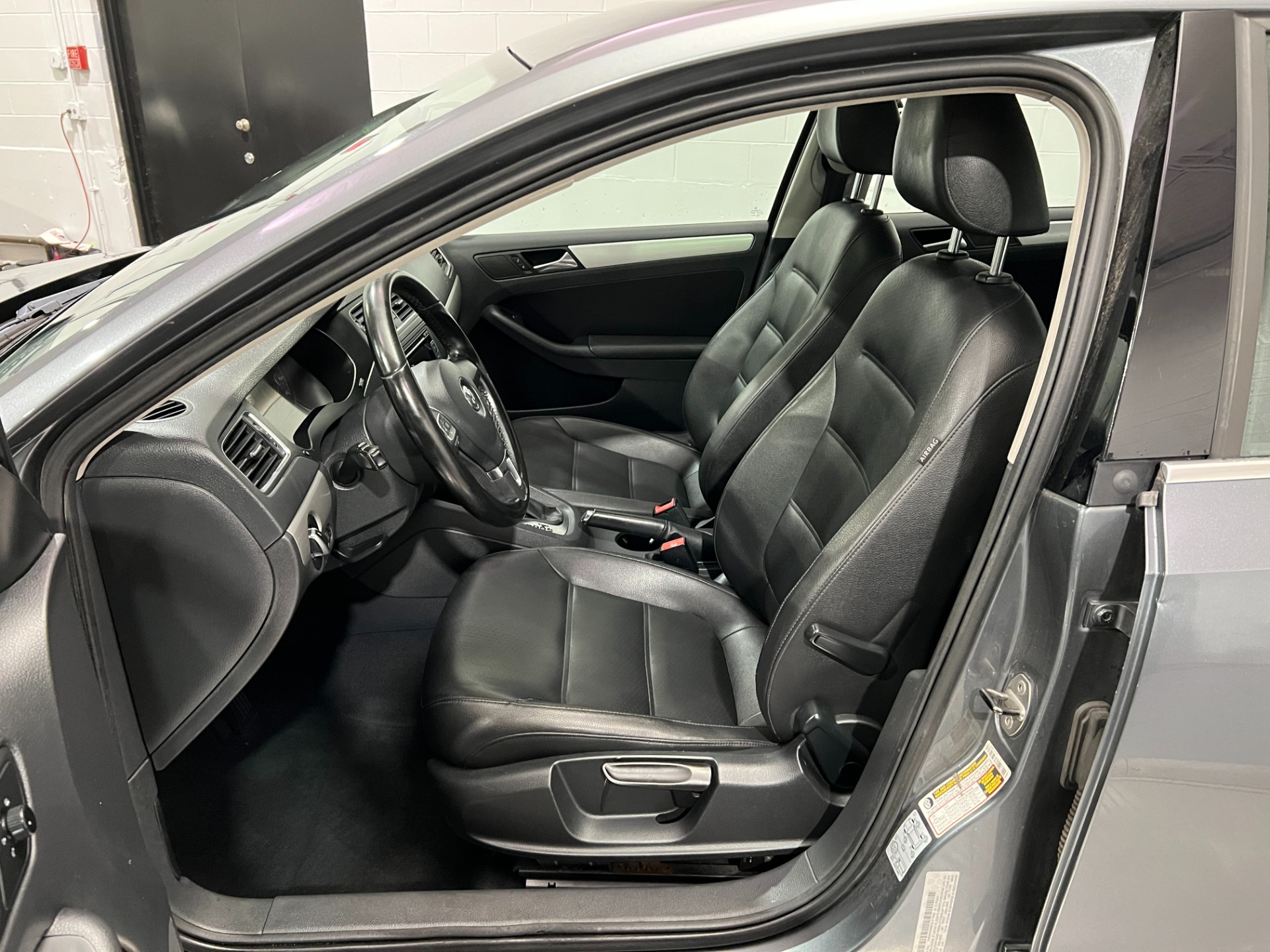 Used-2011-Volkswagen-Jetta-SEL-W/-MOONROOF-FWD