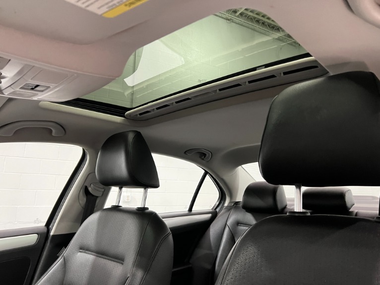Used-2011-Volkswagen-Jetta-SEL-W/-MOONROOF-FWD