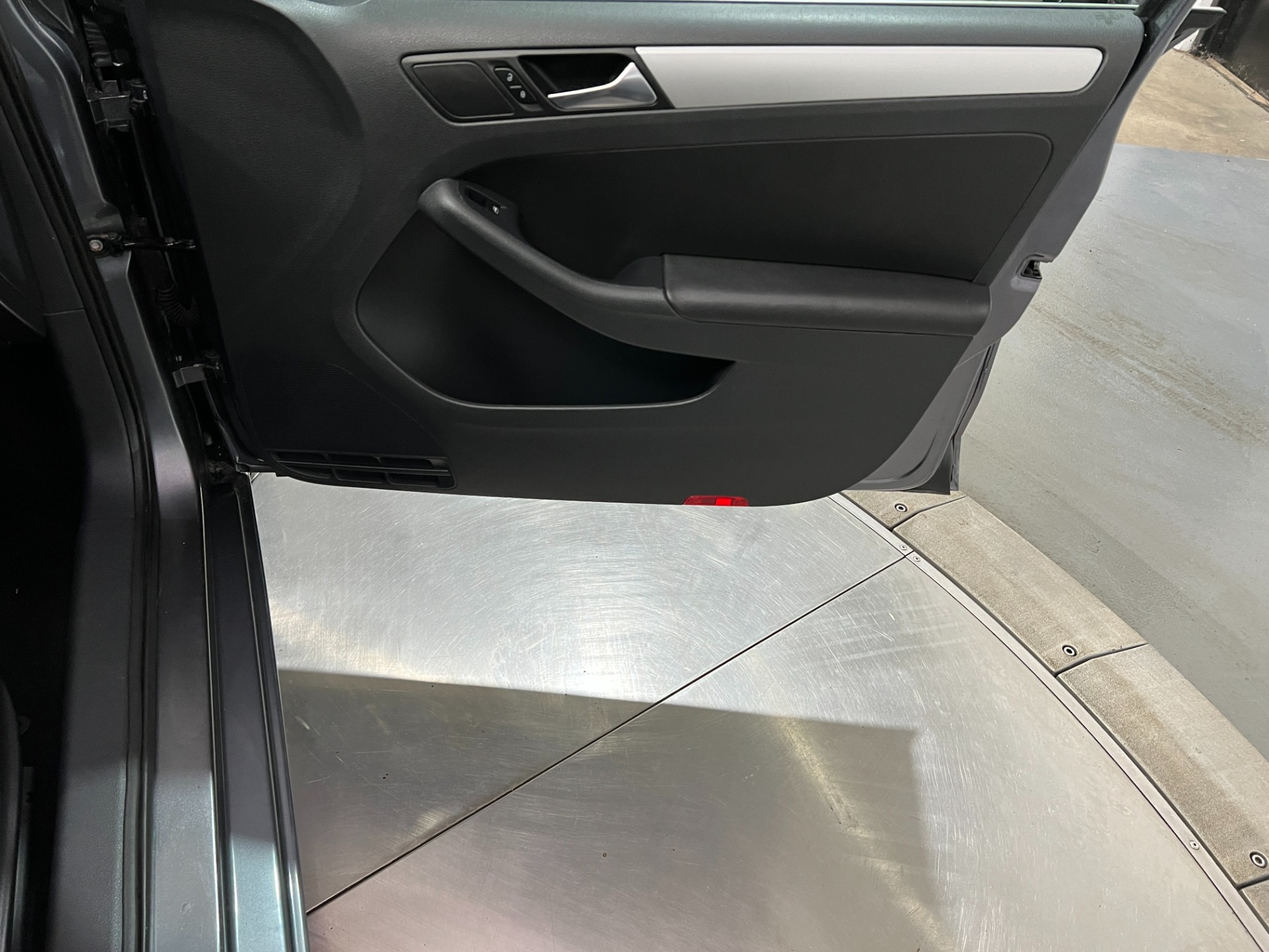 Used-2011-Volkswagen-Jetta-SEL-W/-MOONROOF-FWD