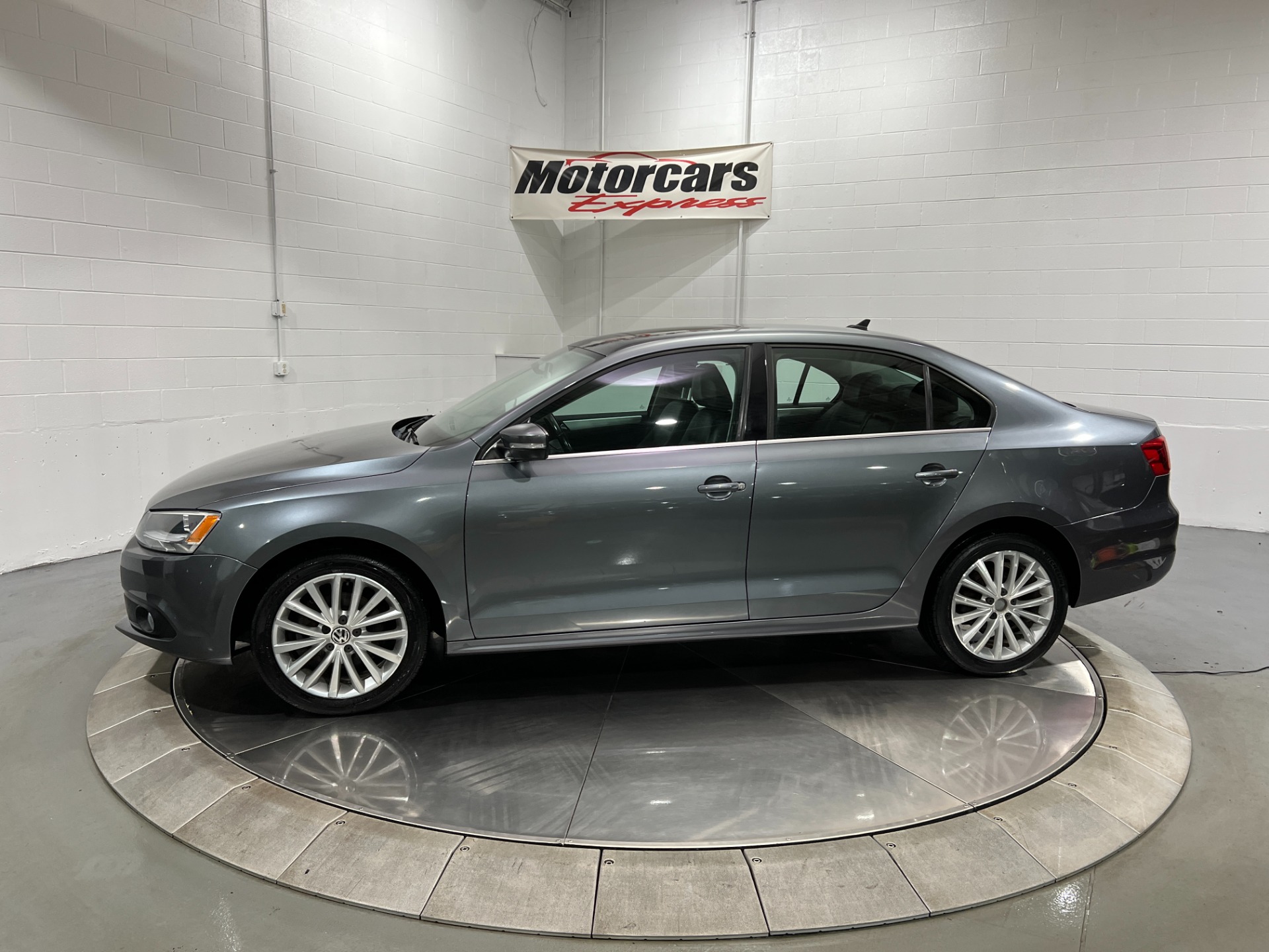 Used-2011-Volkswagen-Jetta-SEL-W/-MOONROOF-FWD