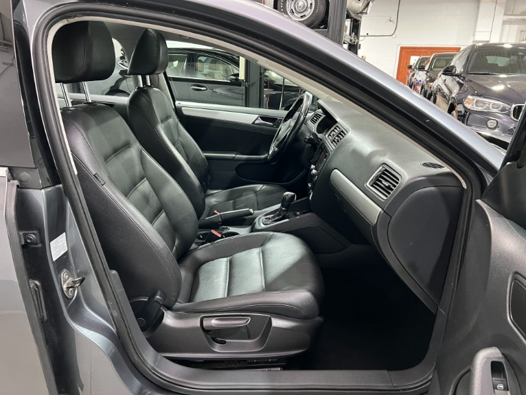 Used-2011-Volkswagen-Jetta-SEL-W/-MOONROOF-FWD