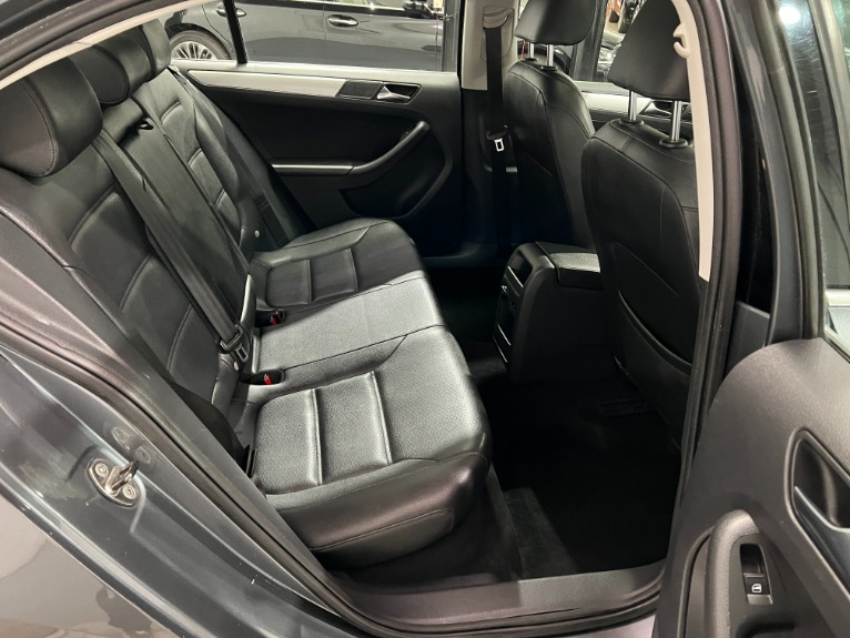 Used-2011-Volkswagen-Jetta-SEL-W/-MOONROOF-FWD