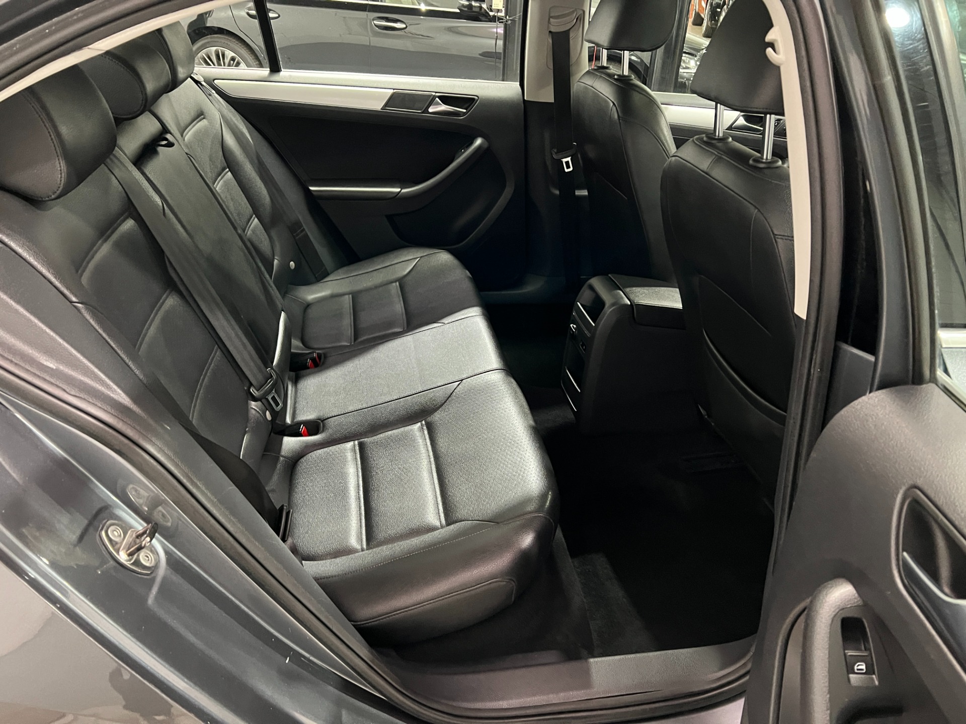 Used-2011-Volkswagen-Jetta-SEL-W/-MOONROOF-FWD