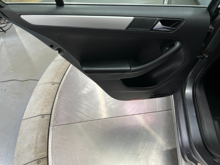 Used-2011-Volkswagen-Jetta-SEL-W/-MOONROOF-FWD