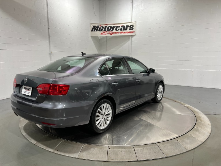 Used-2011-Volkswagen-Jetta-SEL-W/-MOONROOF-FWD
