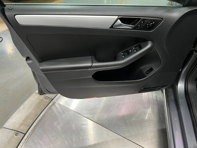 Used-2011-Volkswagen-Jetta-SEL-W/-MOONROOF-FWD