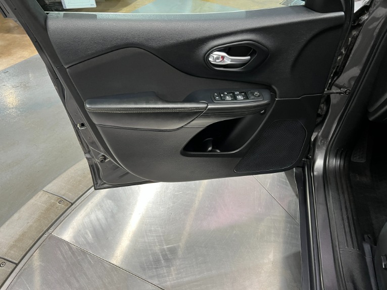Used-2015-Jeep-Cherokee-Latitude-4X4