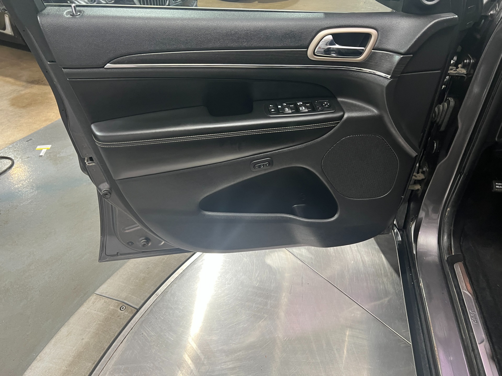 Used-2015-Jeep-Grand-Cherokee-Limited-4X4