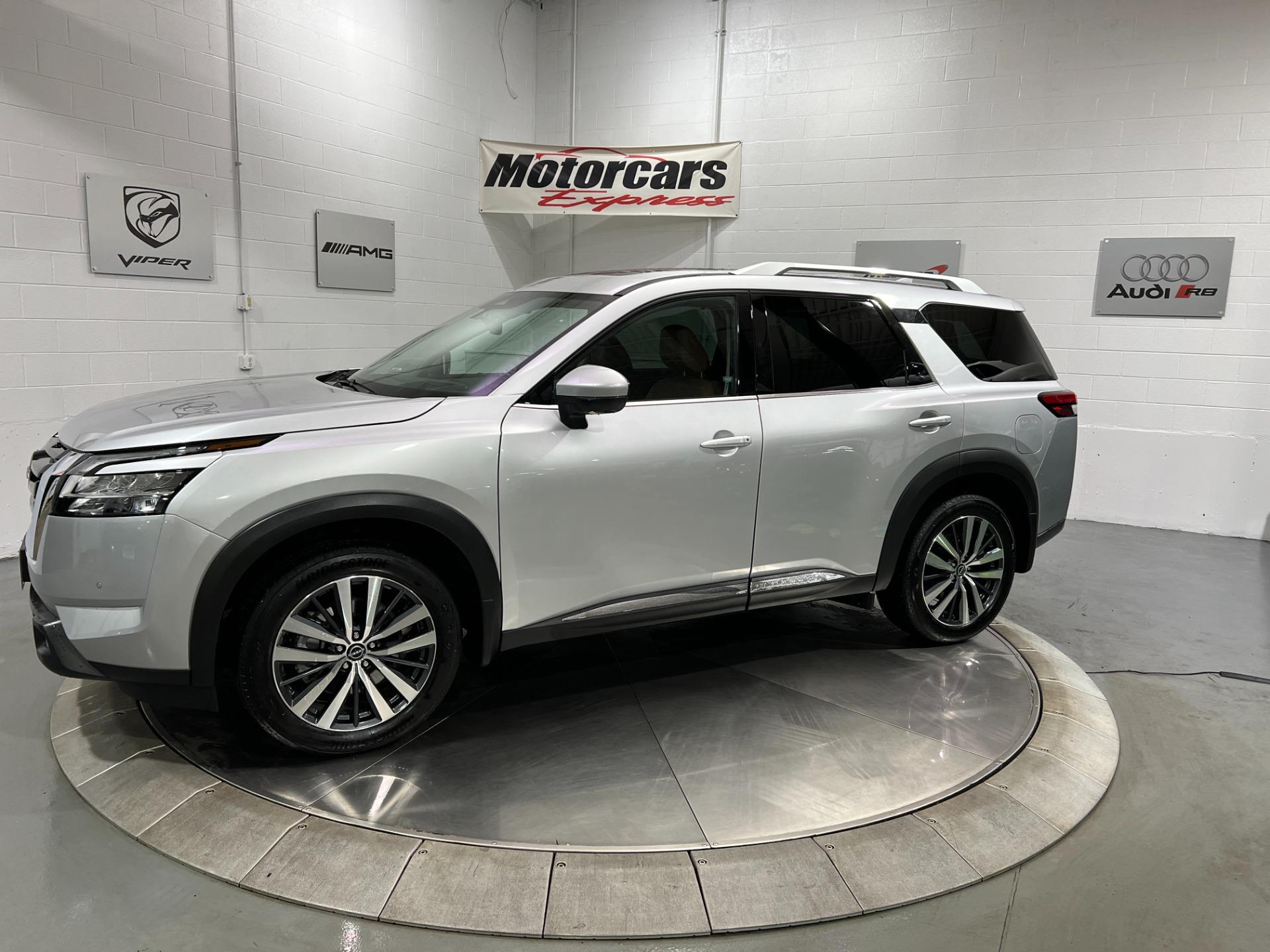 Used-2022-Nissan-Pathfinder-Platinum-4X4
