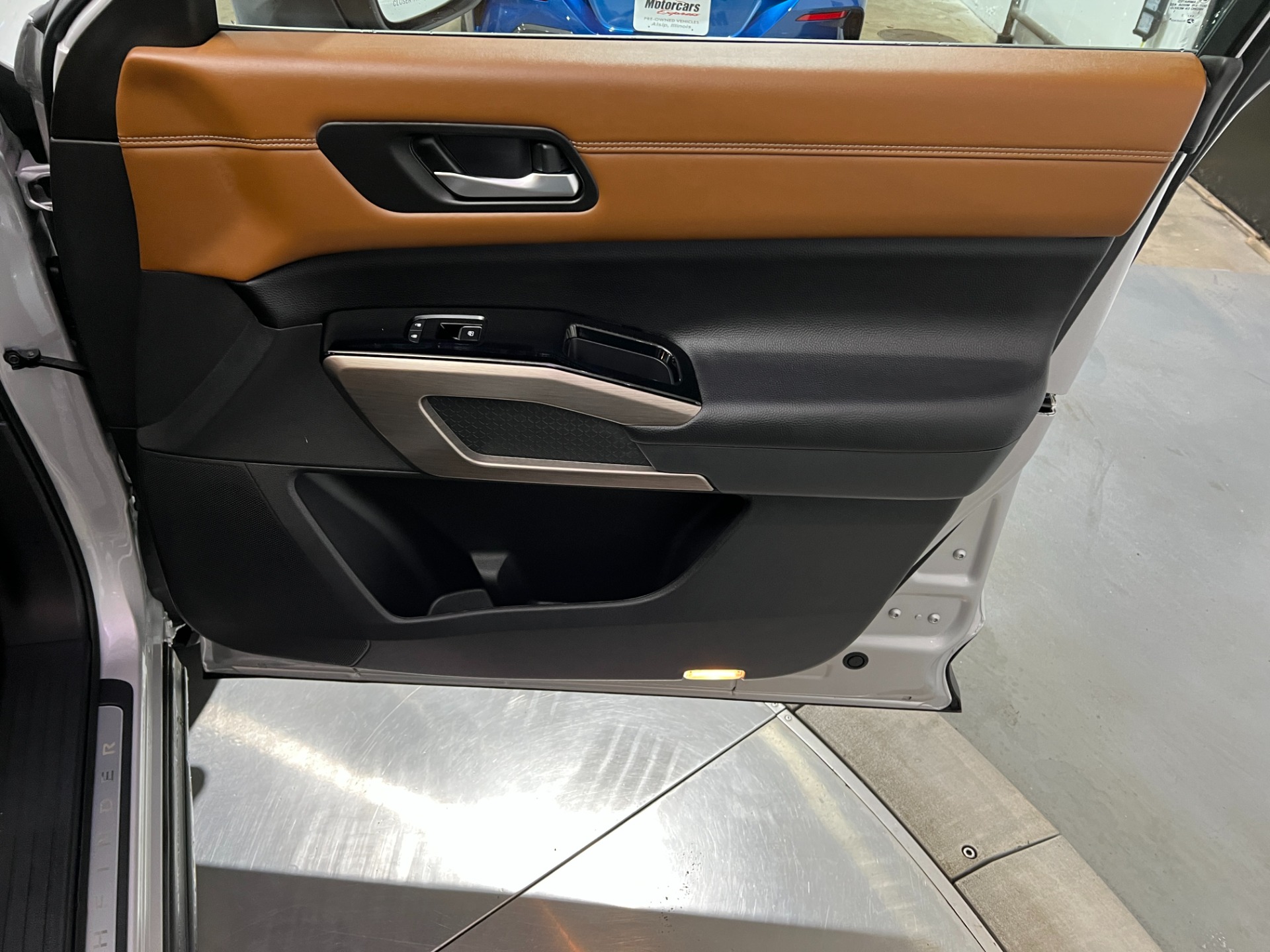 Used-2022-Nissan-Pathfinder-Platinum-4X4
